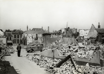 6152 Gezicht vanuit de Kerkstraat te Rhenen op het Rondeel en de Kruisstraat (links), na de verwoestingen in de stad ...